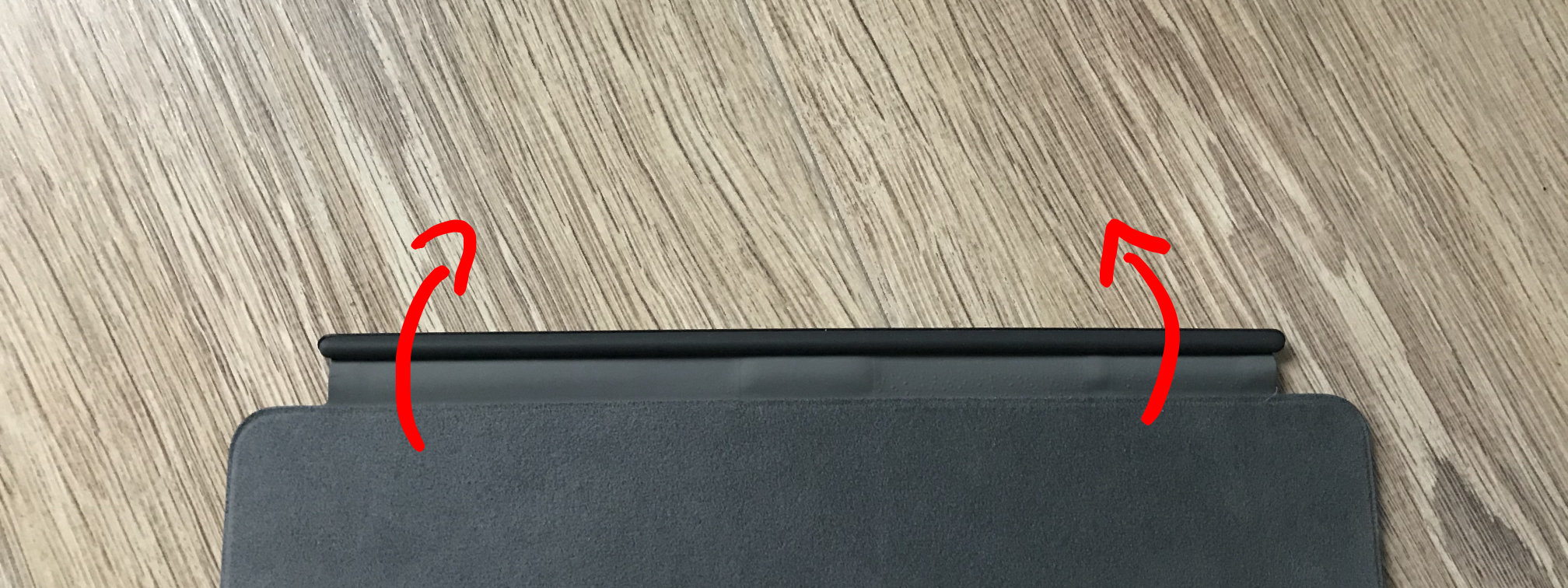 A photo showing to bend the corners of the Smart Keyboard Folio upwards
